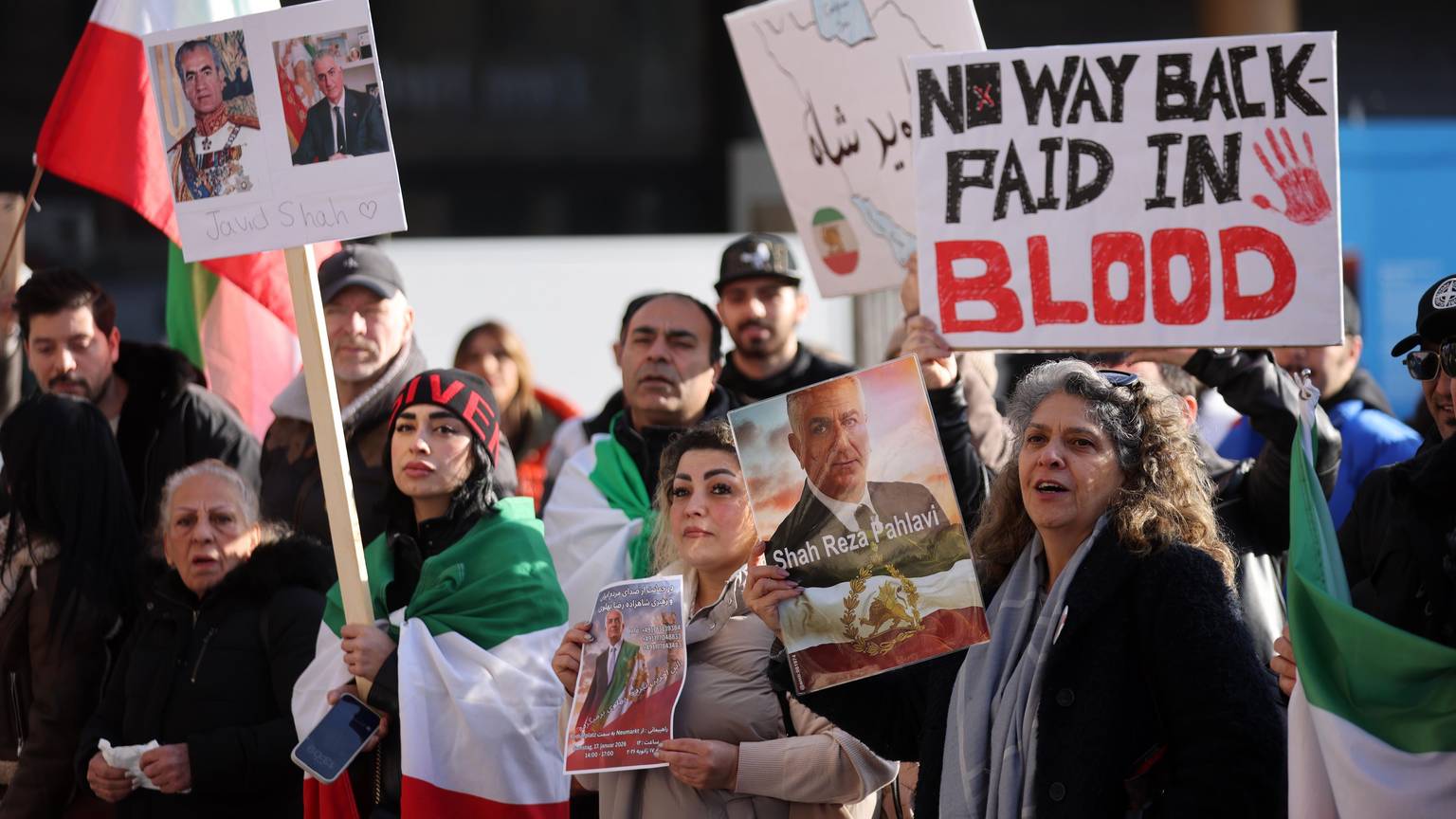 Menschen demonstrieren vor dem Kölner Dom gegen das Mullah-Regime im Iran.