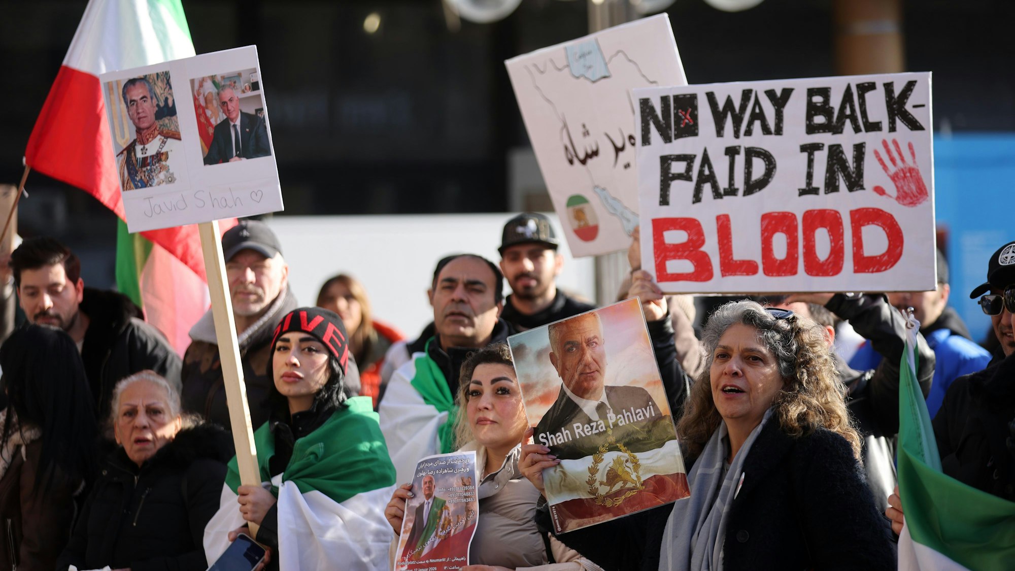 Menschen demonstrieren vor dem Kölner Dom gegen das Mullah-Regime im Iran.