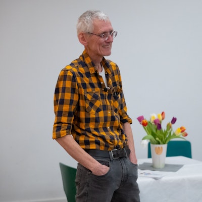 Der Karikaturist Gerhard Mester im Gemeindesaal der ev. Kirchengemeinde Marienberghausen;17266