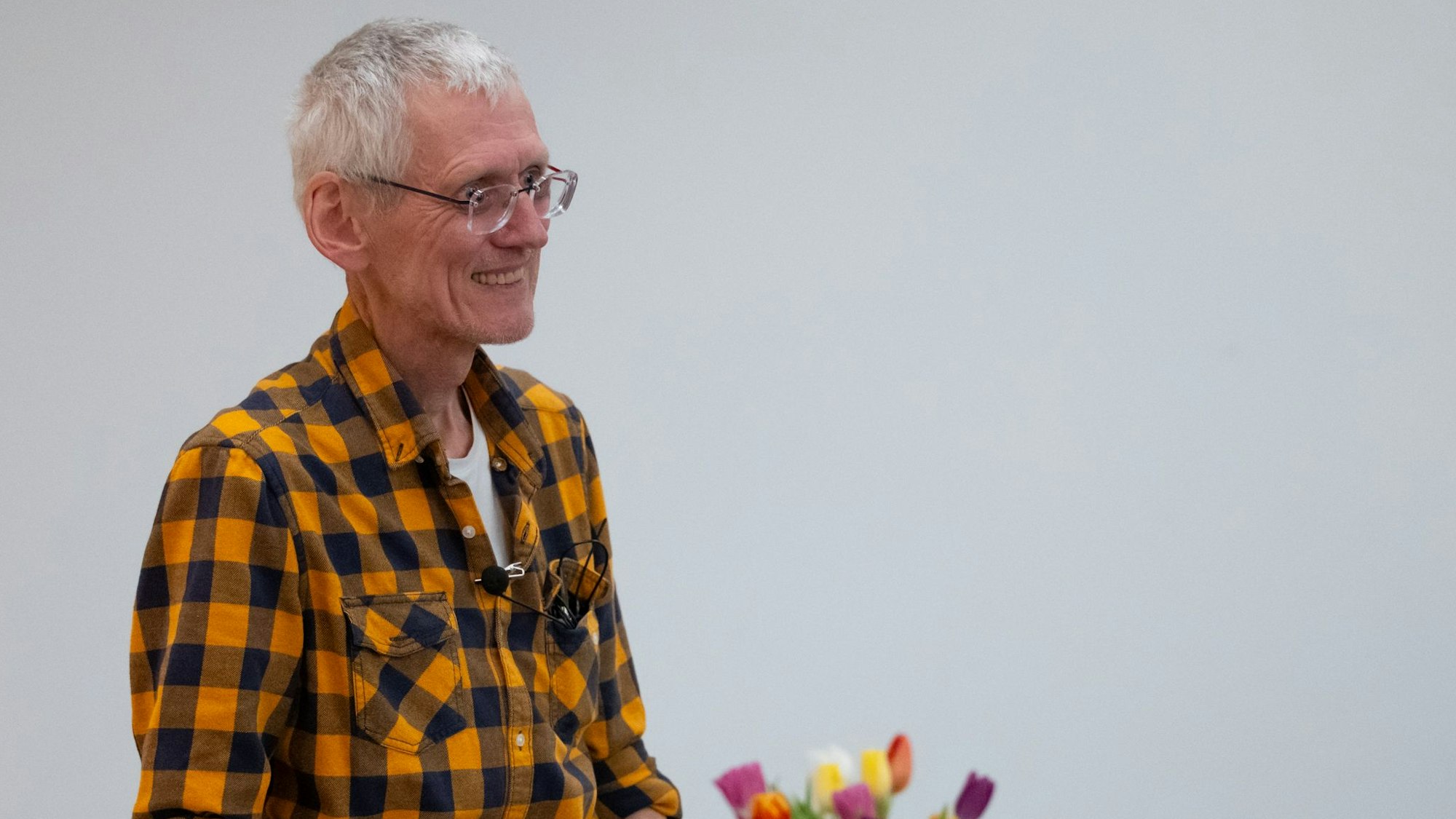 Der Karikaturist Gerhard Mester im Gemeindesaal der ev. Kirchengemeinde Marienberghausen;17266