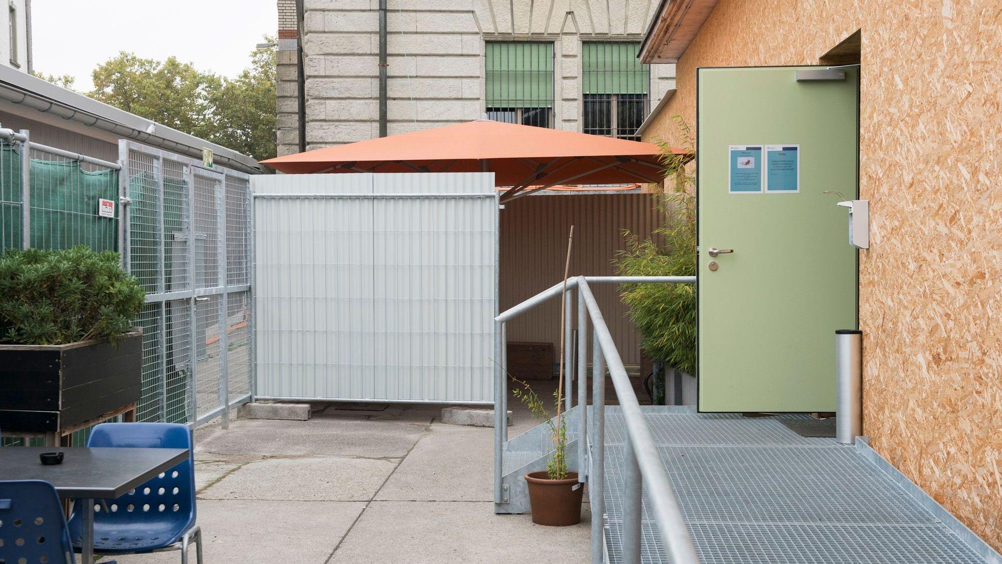 Hinten sichtbar: Abgeschirmter Bereich für Kleinhandel im eingezäunten Außenbereich der Anlaufstelle Selnau.