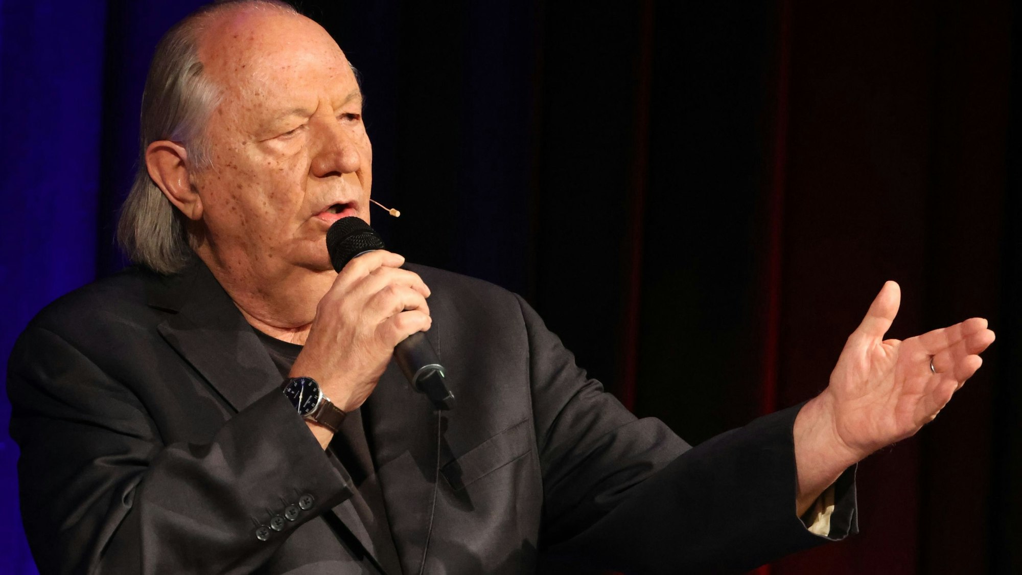 Er poltert, er reimt und er singt auch noch: Tausendsassa Wilfried Schmickler begeisterte im rappelvollen Krawinkelsaal in Bergneustadt sein Publikum.