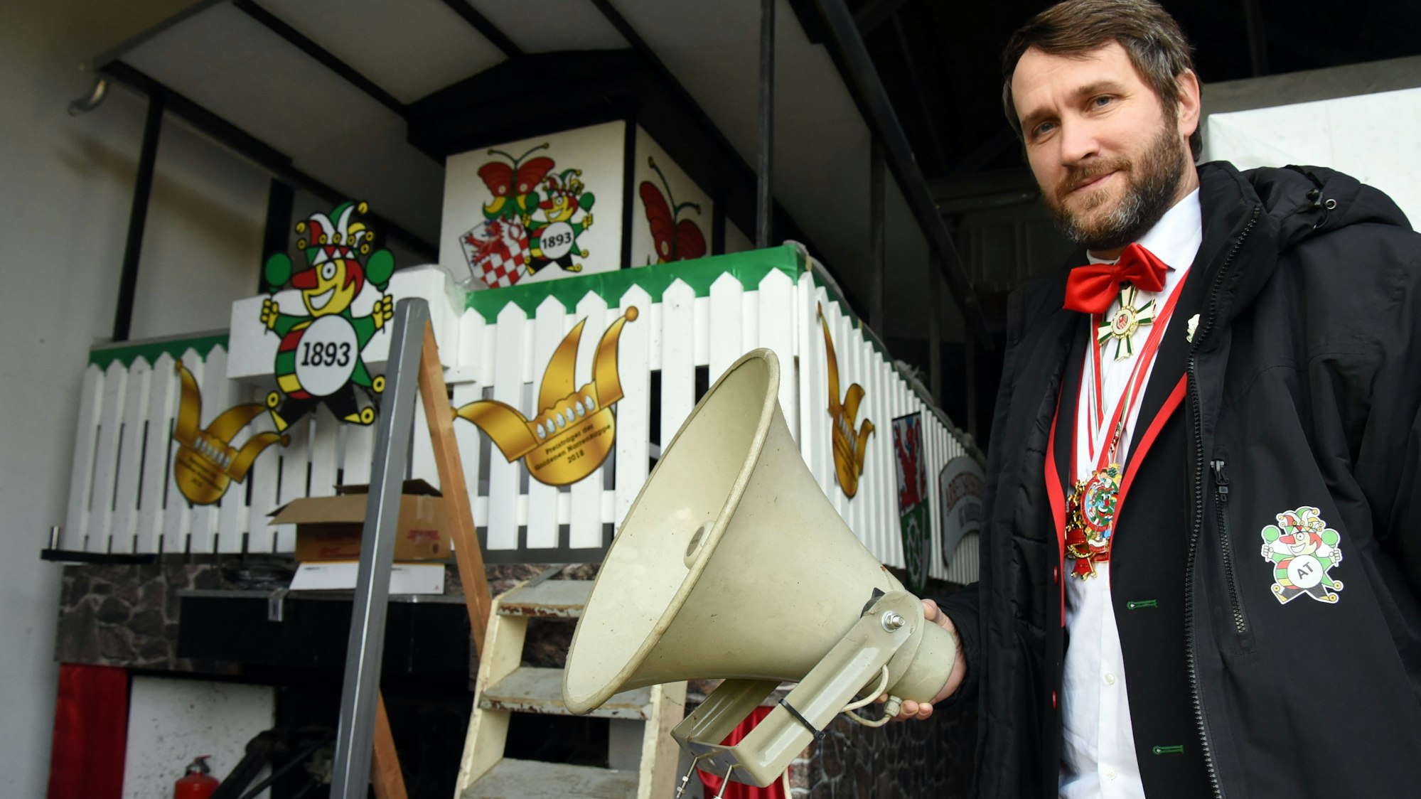 Zugchef Andreas Trenkmann zeigt ein Horn, eines der ältesten Geräte in Sachen Sicherheit. Das kommt in Engelskirchen auch heute noch zum Einsatz.