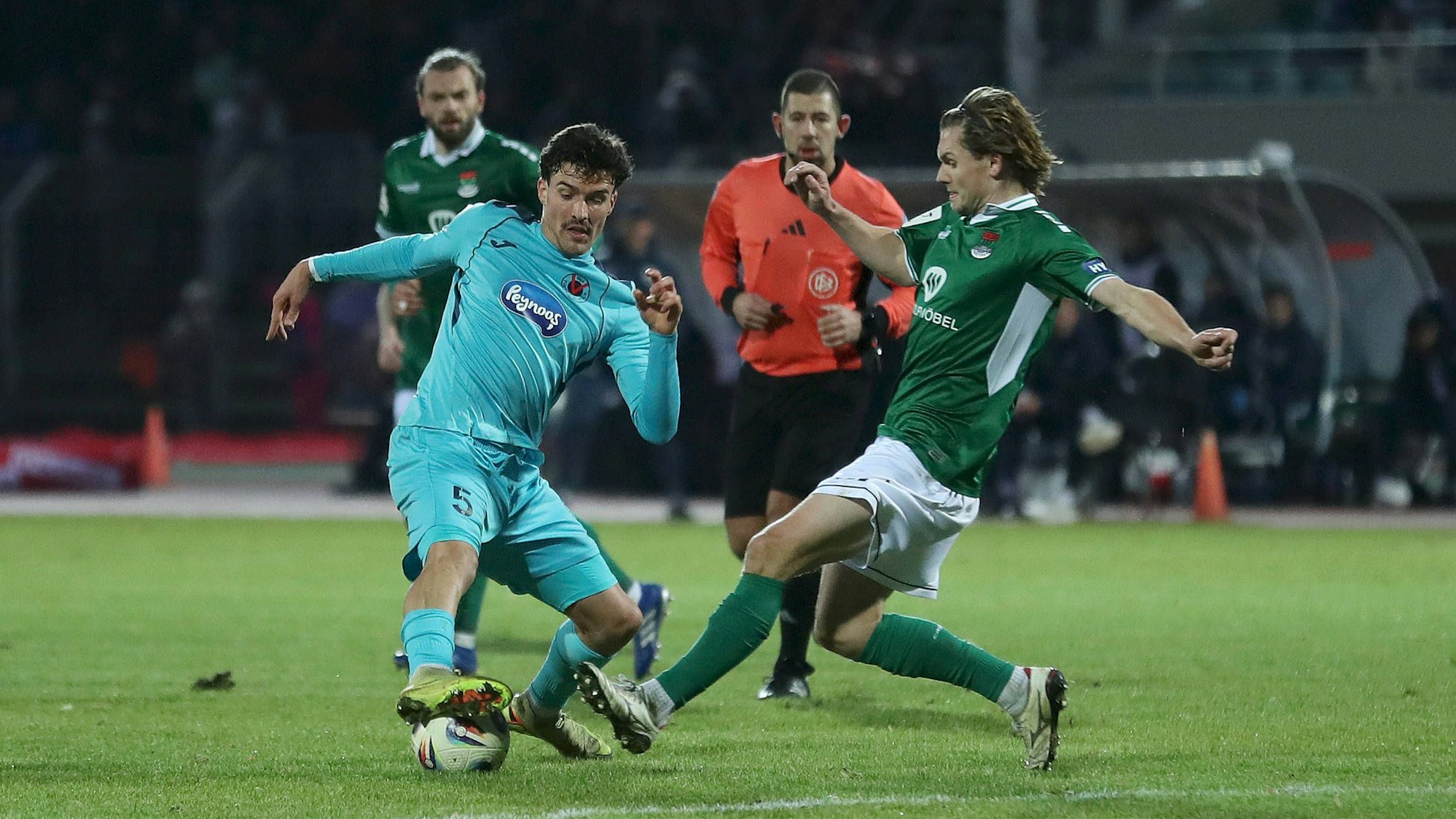 18.01.2026, xjcx, Herren, Fussball, Saison 2025/2026, 3. Liga, 20. Spieltag: 1. FC Schweinfurt 1905 - FC Viktoria Koeln Leonhard Luis Münst 5, FC Viktoria Köln und Devin Angleberger 3, 1. FC Schweinfurt 1905, DFL/DFB REGULATES PROHIBIT ANY USE OF PHOTOGRAPHS AS IMAGE SEQUENCES AND/OR QUASI-VIDEO Schweinfurt Sachs-Stadion Bayern Deutschland *** 18 01 2026, xjcx, Herren, Fußball, Saison 2025 2026, 3 Liga, 20 Spieltag 1 FC Schweinfurt 1905 FC Viktoria Koeln Leonhard Luis Münst 5, FC Viktoria Köln und Devin Angleberger 3, 1 FC Schweinfurt 1905 , DFL DFB REGULATES PROHIBIT ANY USE OF PHOTOGRAPHS AS IMAGE SEQUENCES AND OR QUASI VIDEO Schweinfurt Sachs Stadion Bayern Germany