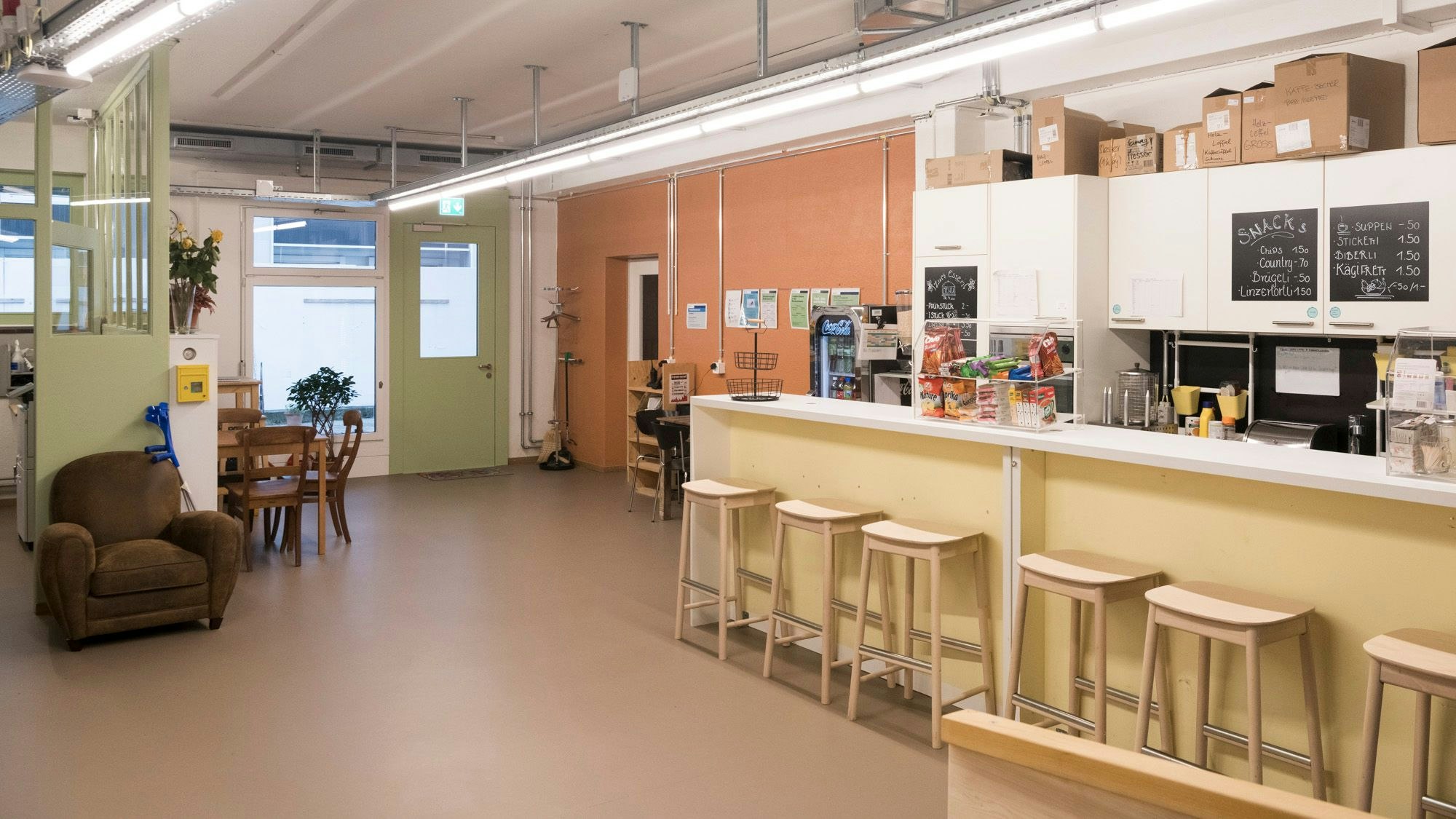 Ein Aufenthaltsbereich in einer Kontakt- und Anlaufstelle für Drogenkranke in Zürich.