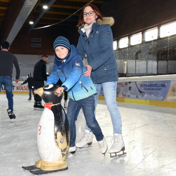17.1.2026:
Story über den regen Schlittschuhfahr-Betrieb und den vielen Gästen auf dem Eis in der Eissporthalle in Wiehl. (ds)