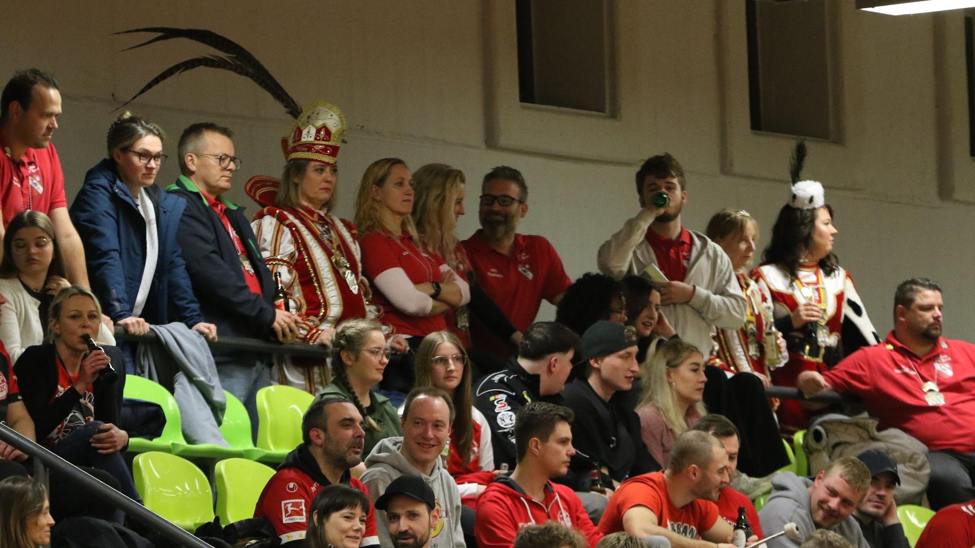Unter den Zuschauern auf der Tribüne war auch das Damendreigestirn im vollen Ornat.