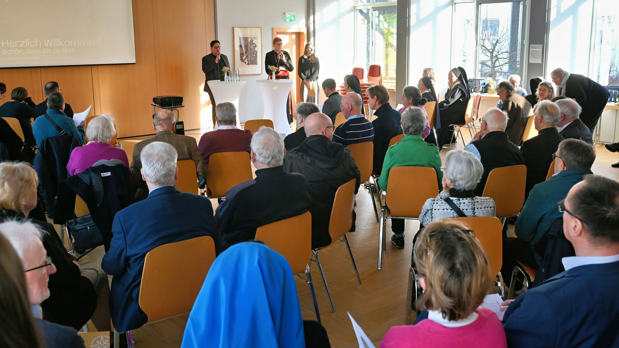 Das Bild zeigt die Gesprächsrunde mit Kardinal Woelki.
