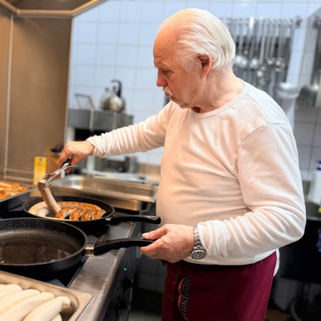 Das Bild zeigt den Obengenannten am Herd.