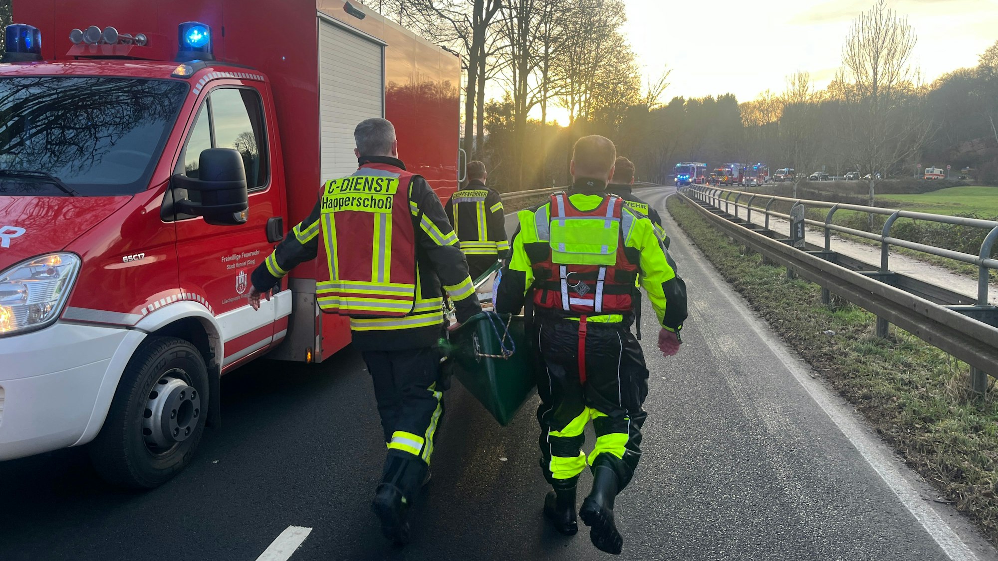 Die Kreisstraße 17 war für die zahlreichen Rettungsfahrzeuge zeitweise gesperrt.