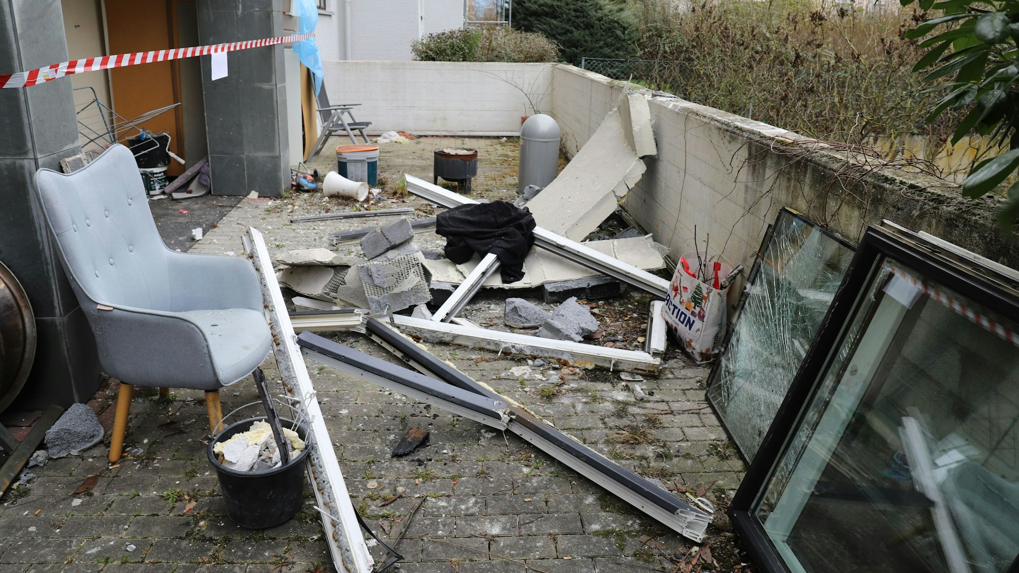 Bei Tageslicht sind die Zerstörungen durch die Verpuffung deutlich zu sehen,Fensterrahmen sind ebenso herausgebrochen wie Teile des Wärmeverbundsystems vor der Fassade.
