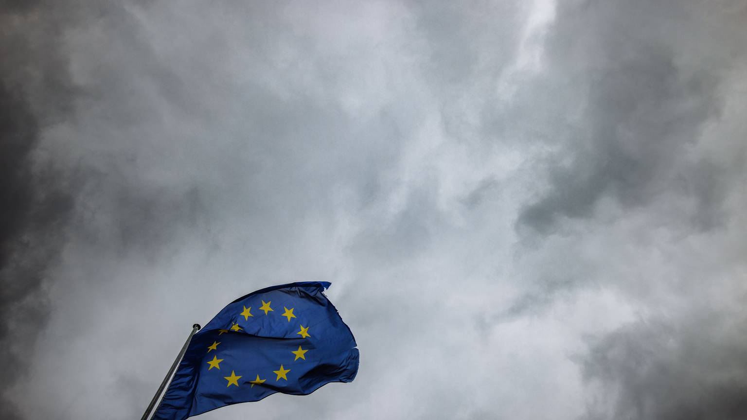 Straßburg: Die Flagge der Europäischen Union weht vor dem Gebäude des Europäischen Parlaments im Wind.