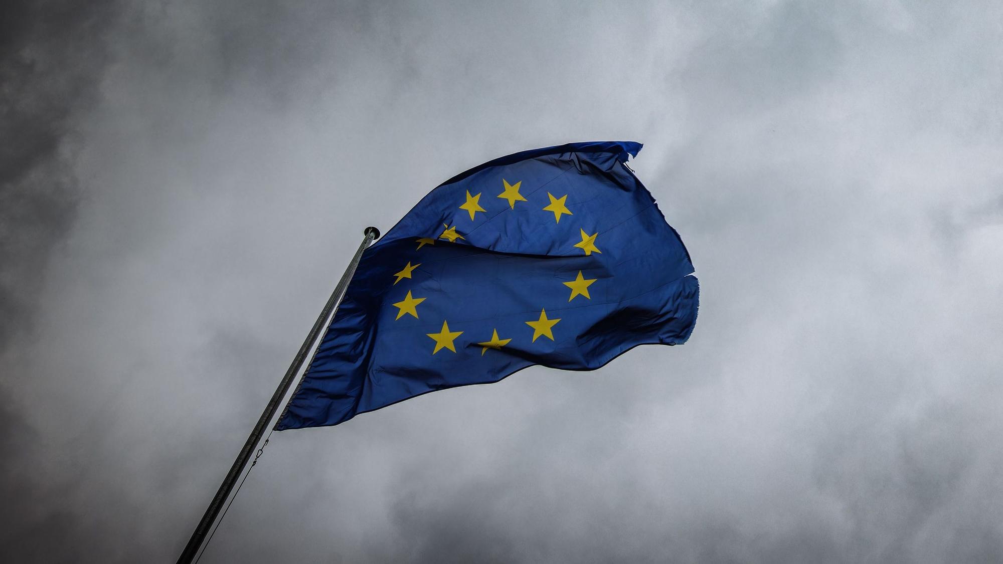 Straßburg: Die Flagge der Europäischen Union weht vor dem Gebäude des Europäischen Parlaments im Wind.