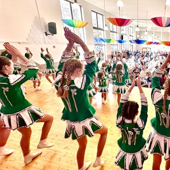 Gardetänzerinnen der Siegburger Husaren Grün-Weiß beim Gardetreffen der Siegburger Funken Blau-Weiß