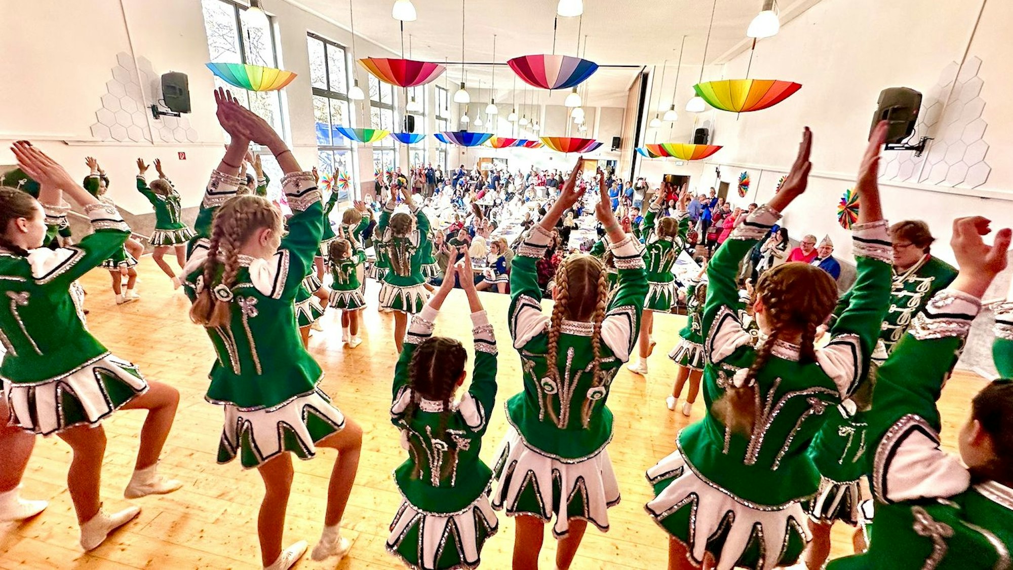 Gardetänzerinnen der Siegburger Husaren Grün-Weiß beim Gardetreffen der Siegburger Funken Blau-Weiß