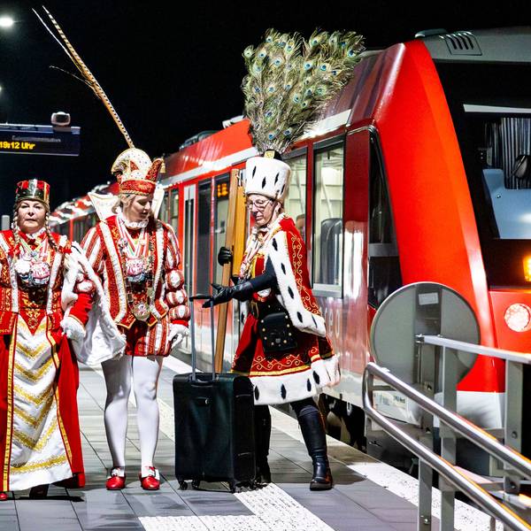 Das Bild zeigt die Tollitäten im Ornat am Bahnhof.