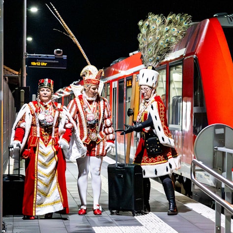 Das Bild zeigt die Tollitäten im Ornat am Bahnhof.