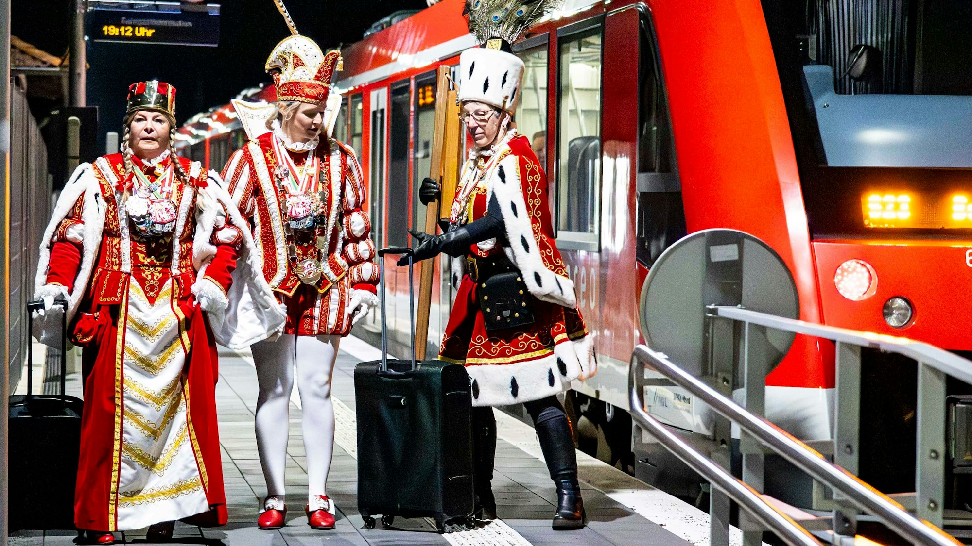 Das Bild zeigt die Tollitäten im Ornat am Bahnhof.