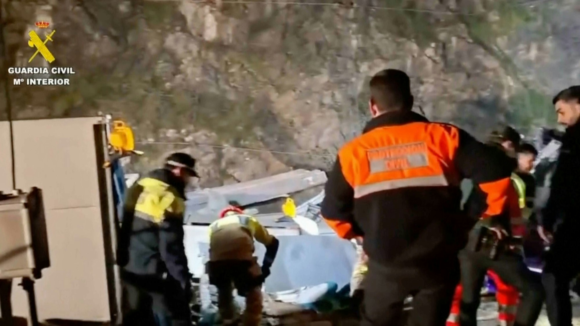 In dieser Aufnahme aus einem von der Guardia Civil zur Verfügung gestellten Video sind Rettungskräfte nach einem Zusammenstoß mit einem Hochgeschwindigkeitszug zu sehen.