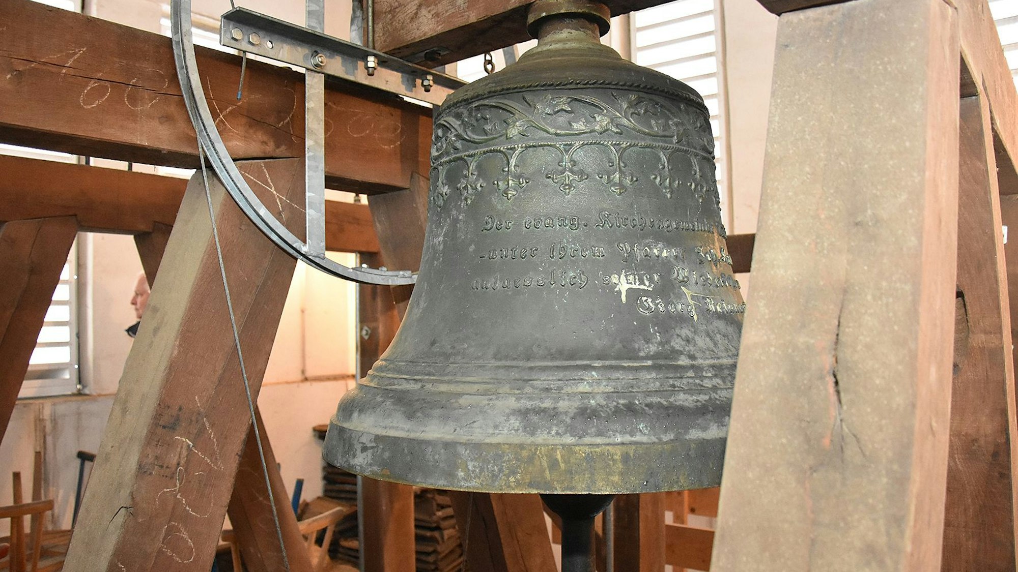 Eine Kirchenglocke im Kirchturm.