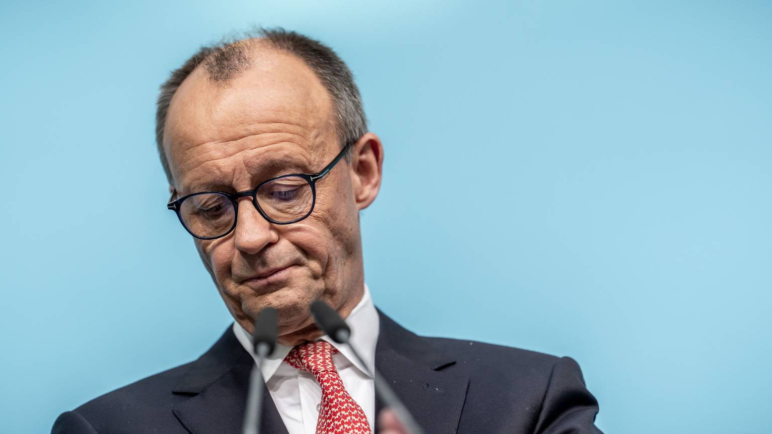 Bundeskanzler Friedrich Merz (CDU) kritisiert, dass die Zahl der Krankentage in Deutschland zu hoch sei.