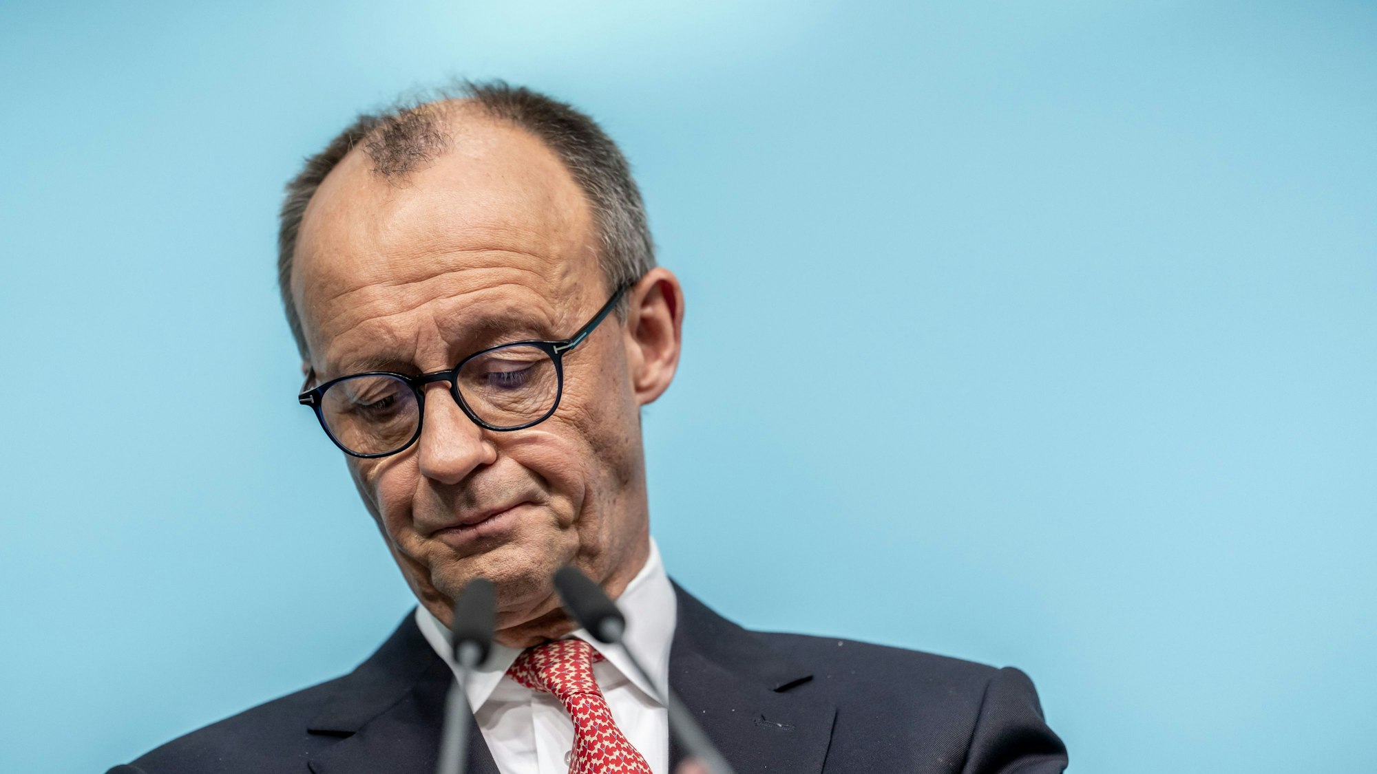 Bundeskanzler Friedrich Merz (CDU) kritisiert, dass die Zahl der Krankentage in Deutschland zu hoch sei.