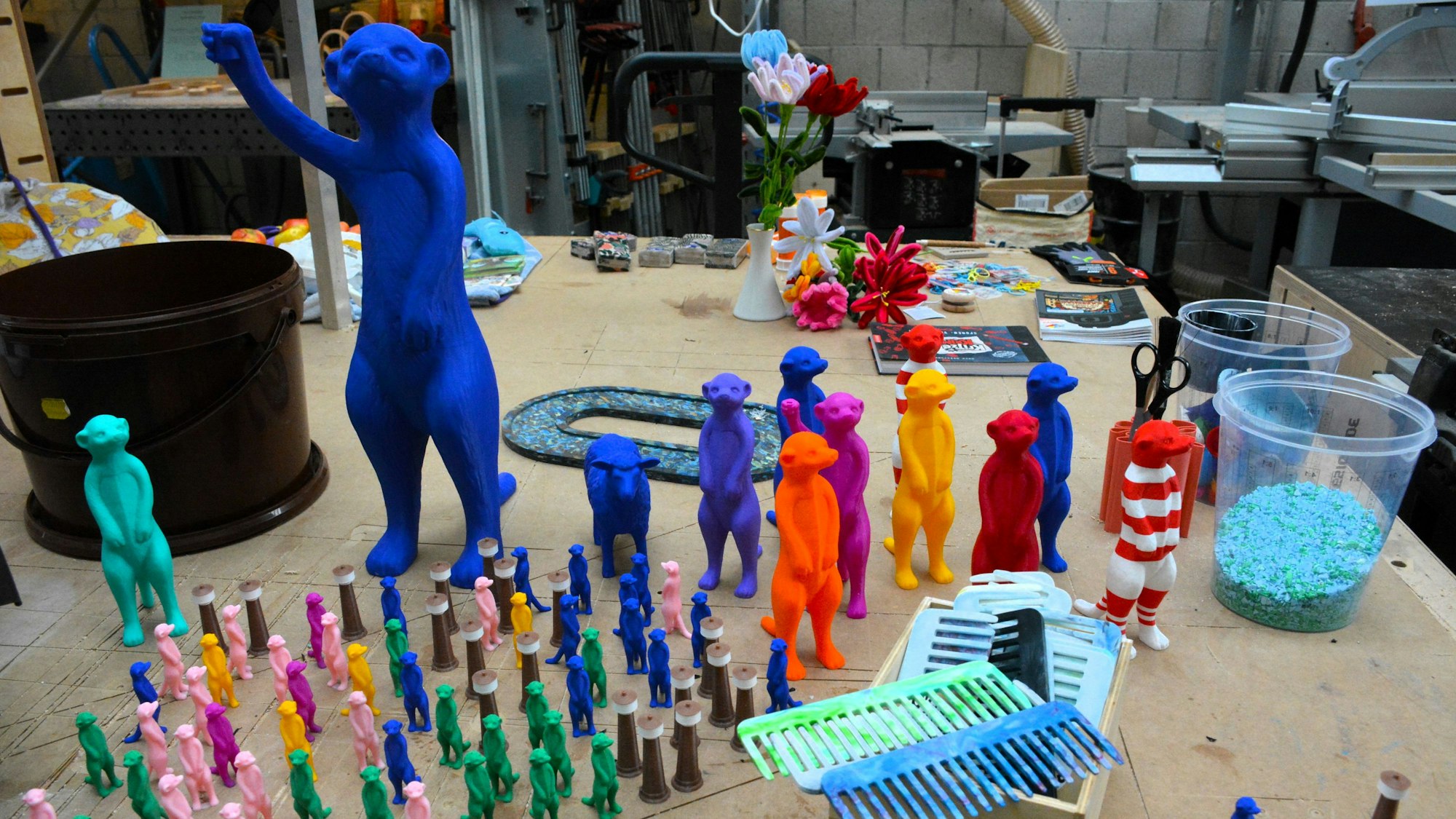 Bunte Erdmännchen aus Kunststoff