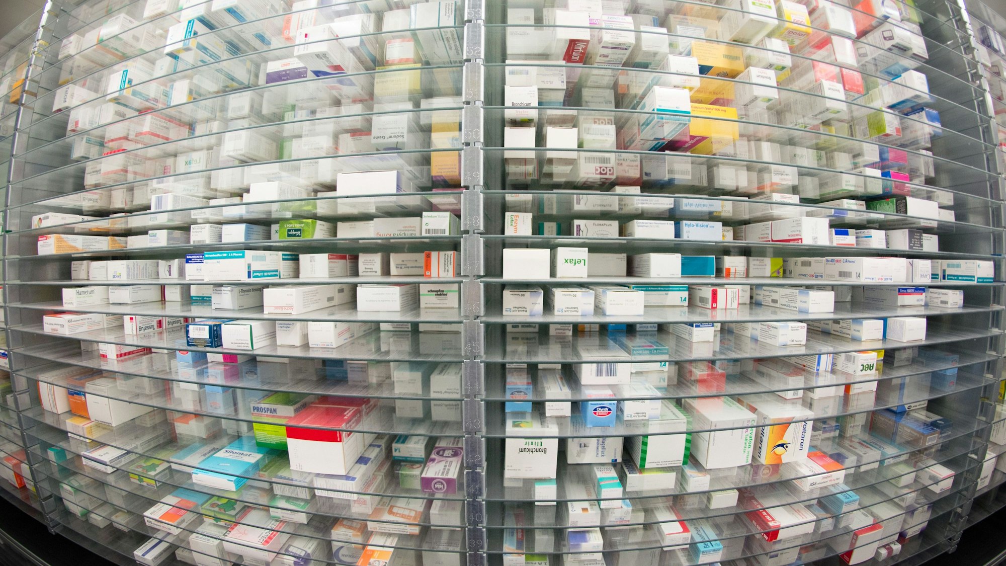 ARCHIV - 29.04.2015, Hamburg: Medikamente liegen in den Regalen eines Kommissionierautomaten einer Apotheke.