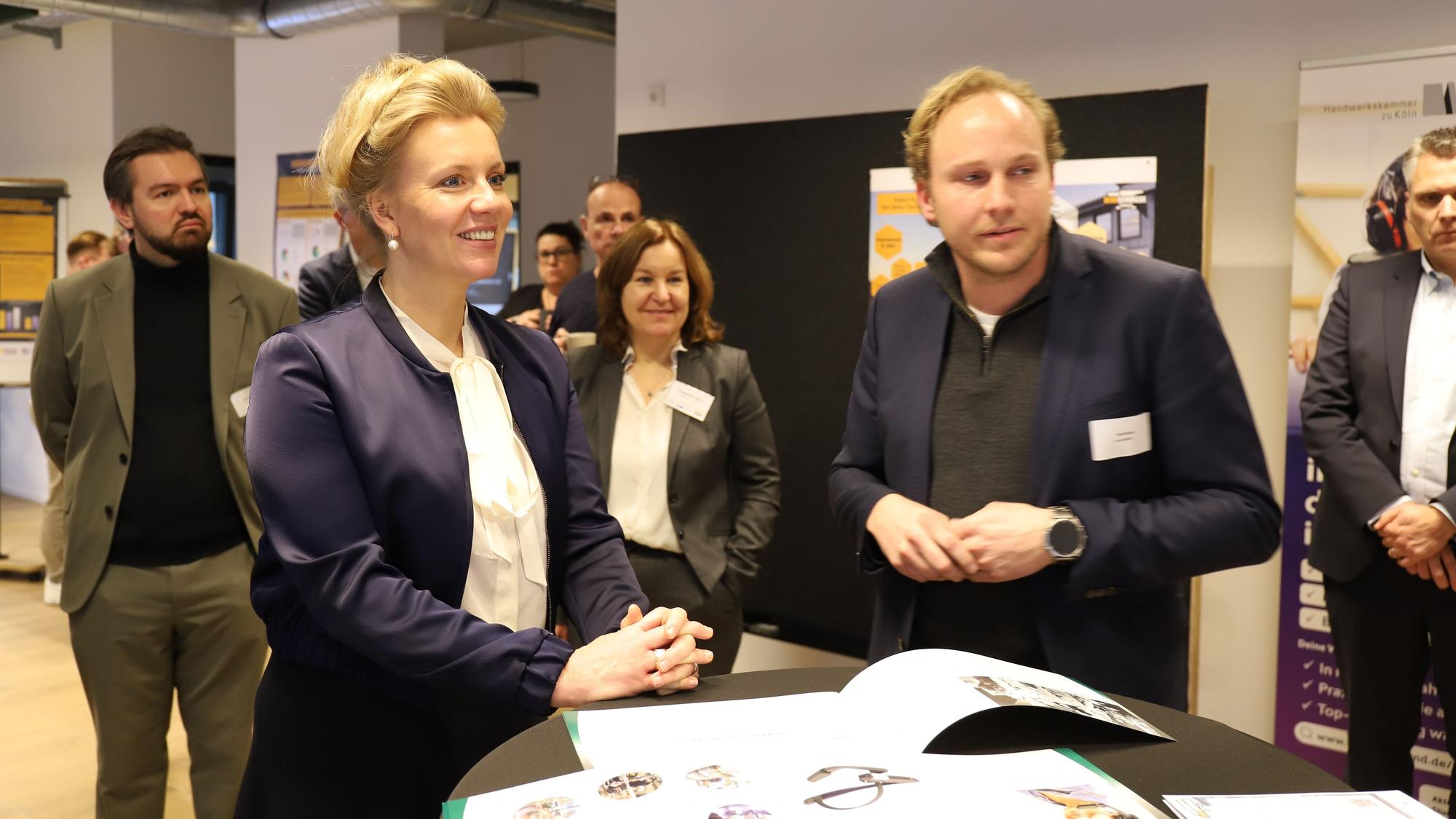 Wissenschaftsministerin Ina Brandes informierte sich bei Unternehmer Felix Kuhne über betriebliche Anwendungen von KI.