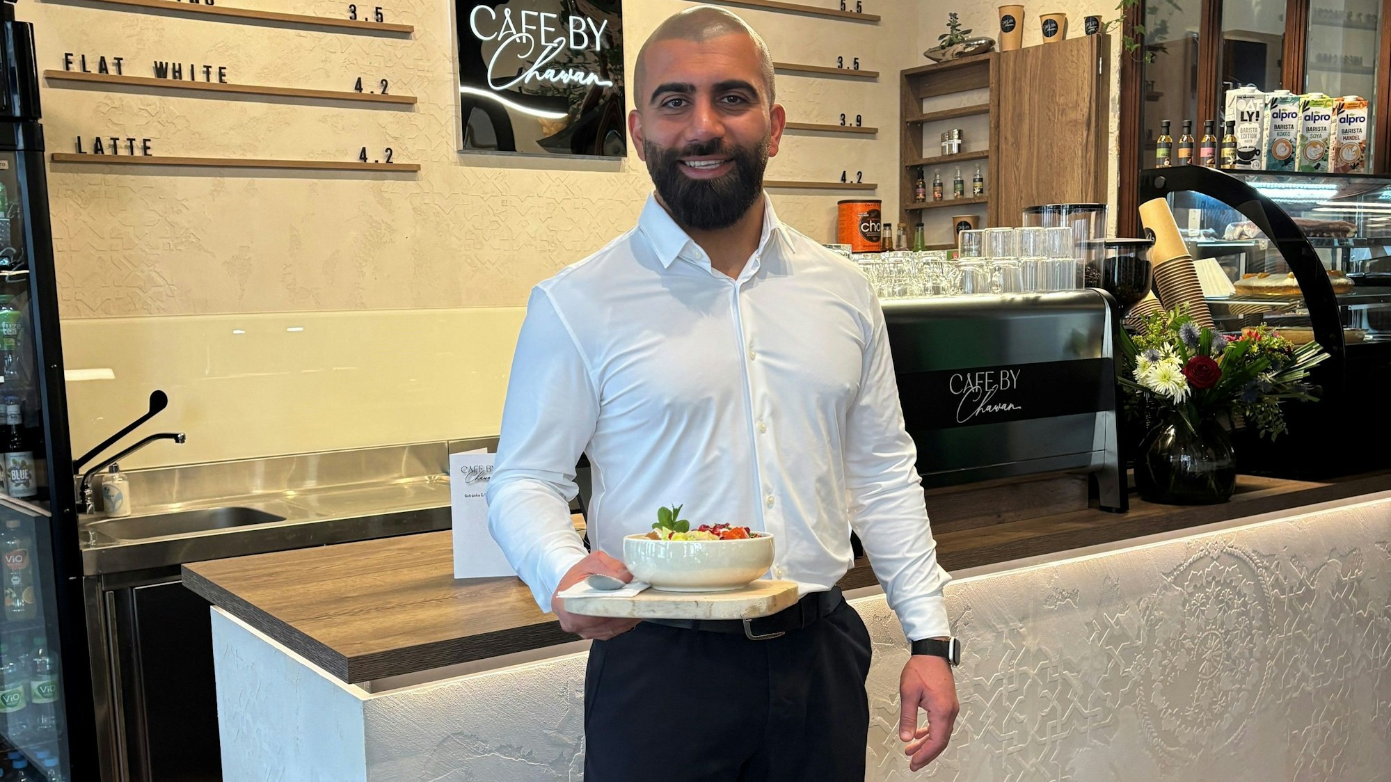 Chawan Kerim ist Friseurmeister und Gastronom.