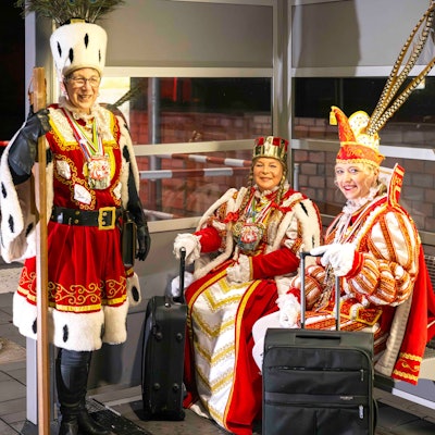 Das Bild zeigt das Dreigestirn aus Arloff-Kirspenich am Bahnhof.