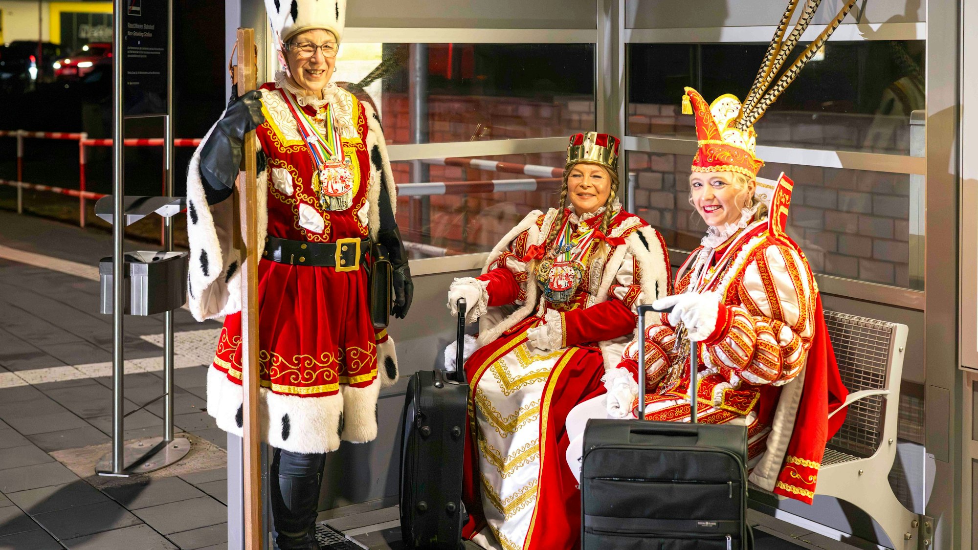 Das Bild zeigt das Dreigestirn aus Arloff-Kirspenich am Bahnhof.