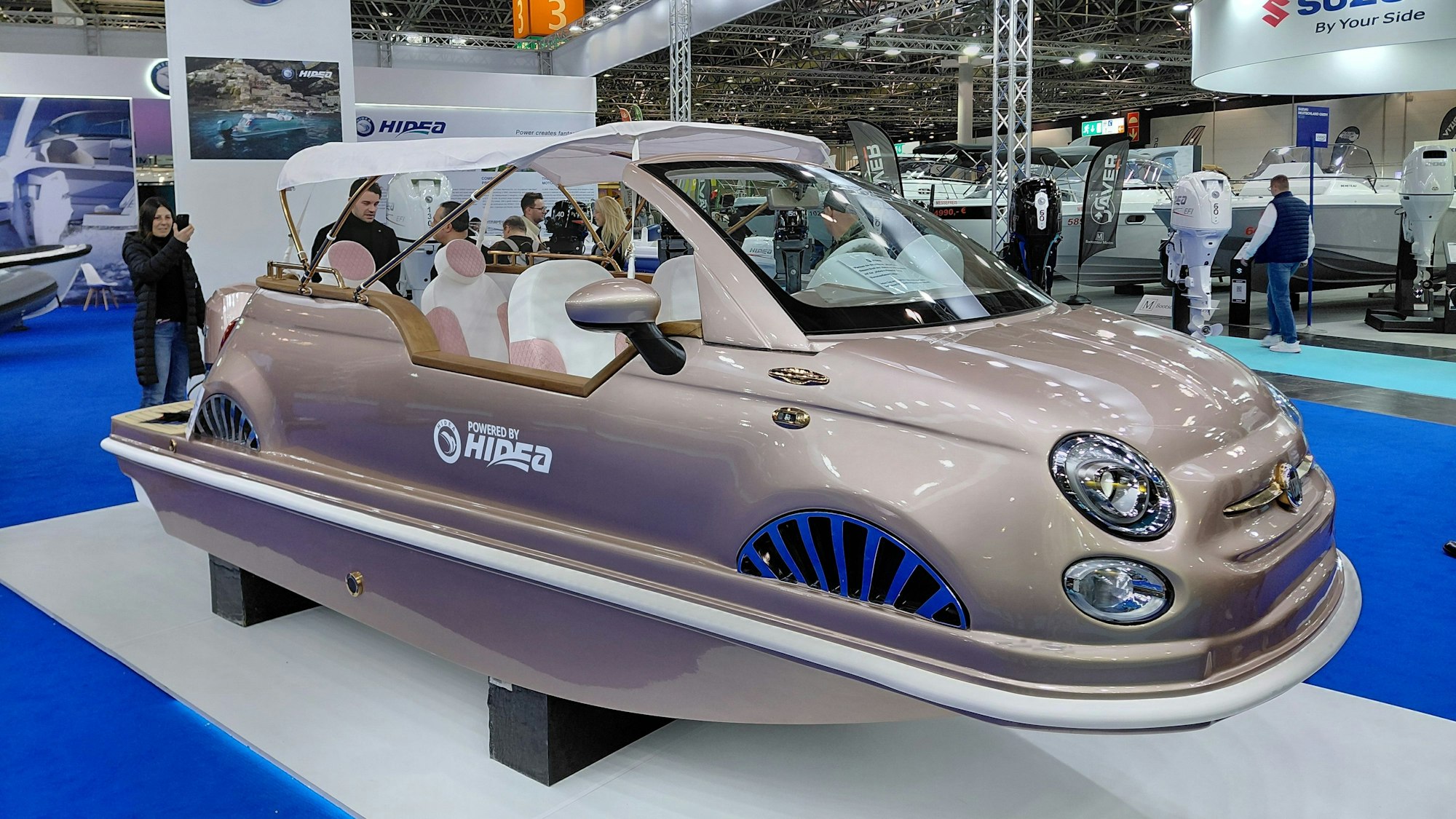 Ungewöhnlich bis skurril: ein „Auto“-Boot auf der Düsseldorfer Wassersportmesse „boot“.