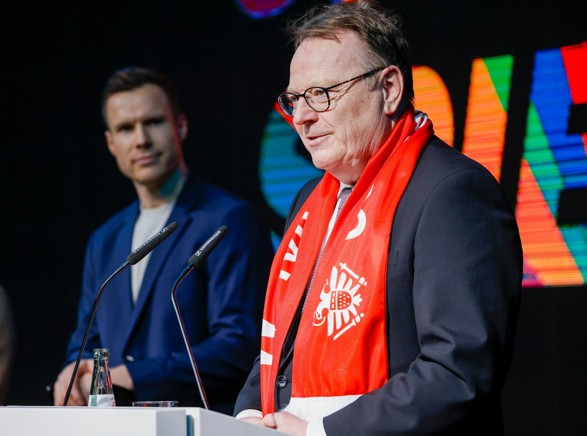 Kölns Oberbürgermeister Torsten Burmester (r.) mit Para-Leichtathlet Markus Rehm.