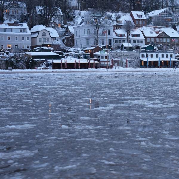 Blick am frühen Morgen von einer Hafenfähre auf die mit Eisschollen bedeckte Elbe bei Ovelgönne.
