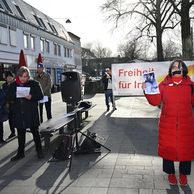 Mahnwache für die Opfer im Iran auf dem Bergisch Gladbacher Trotzenburgplatz.