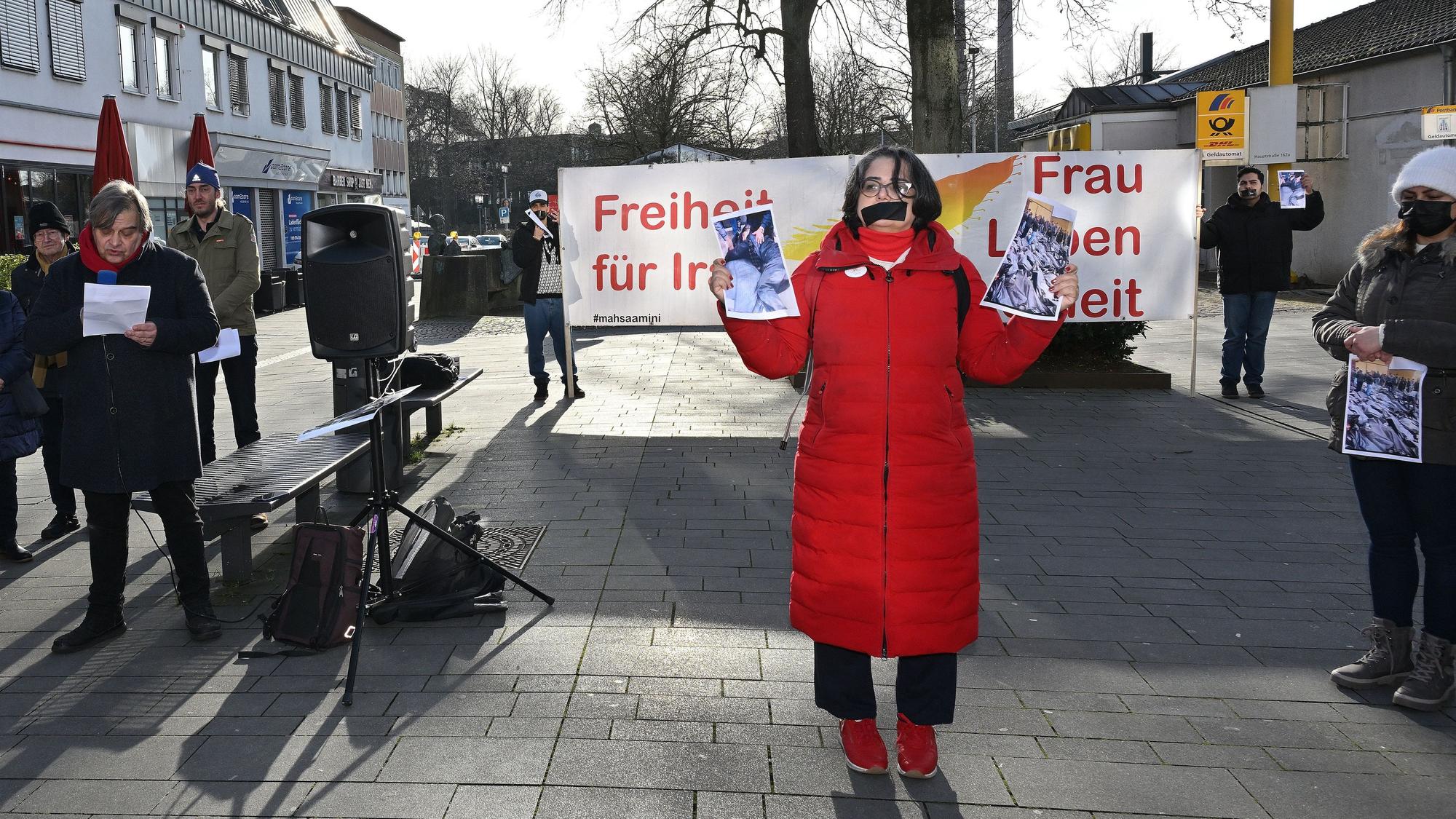 Mahnwache für die Opfer im Iran auf dem Bergisch Gladbacher Trotzenburgplatz.