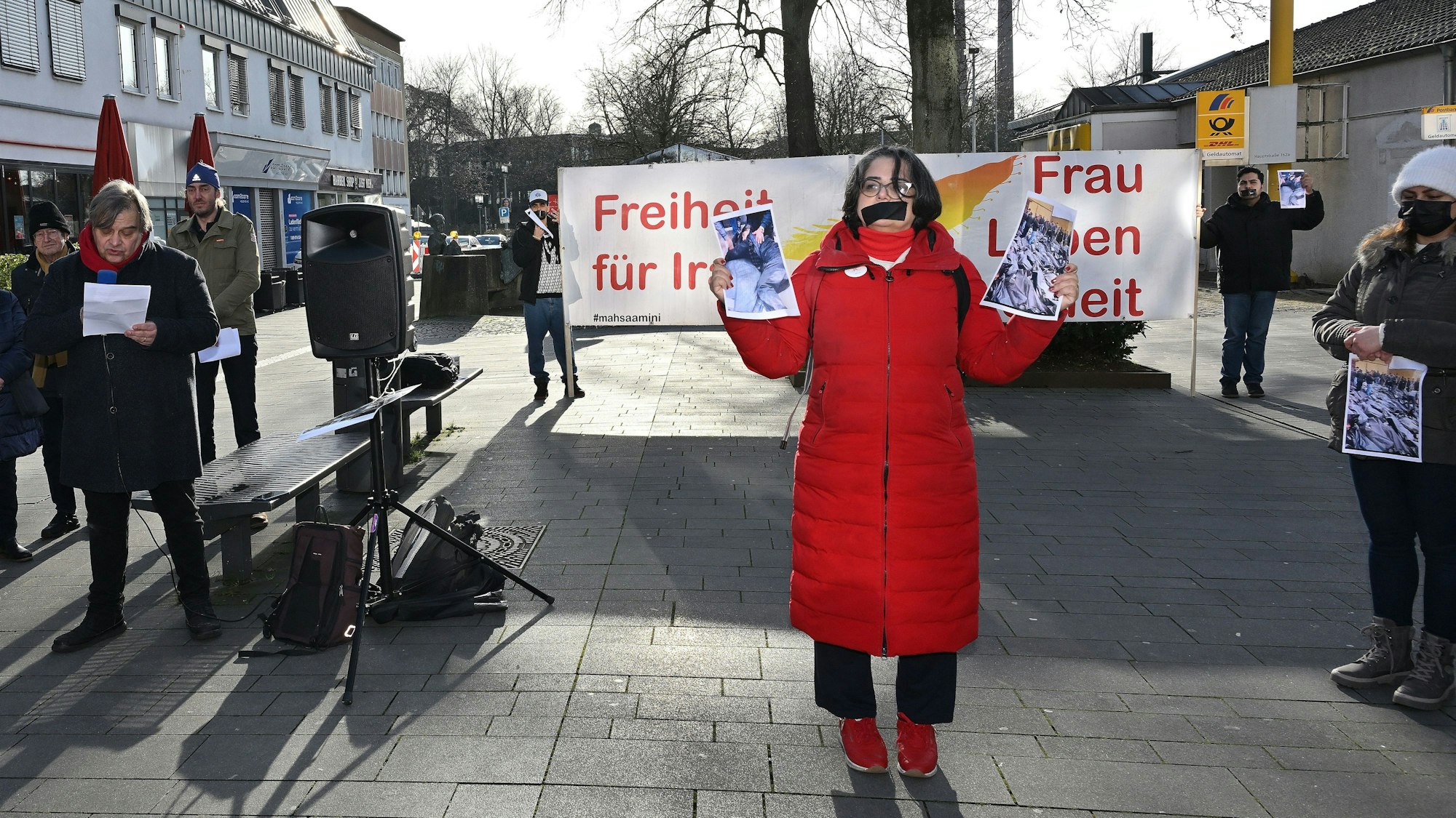 Mahnwache für die Opfer im Iran auf dem Bergisch Gladbacher Trotzenburgplatz.