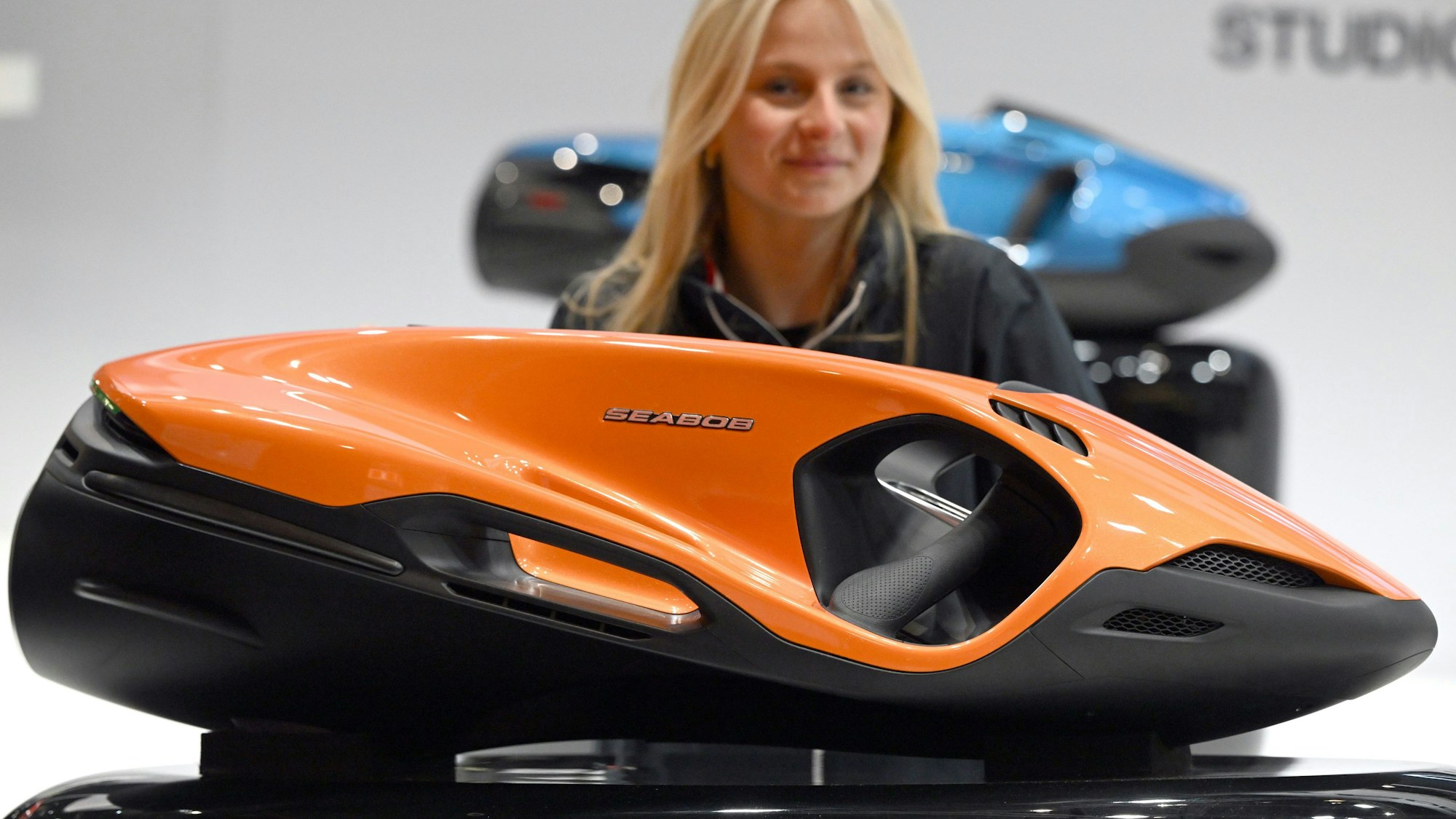 Ein Seabob SE63 von Cayago auf dem Messestand. Schwimmer können sich damit mit bis zu 35 km/h durchs Wasser ziehen lassen und auch tauchen wie einst der britische 007-Geheimagent James Bond in „Feuerball“.