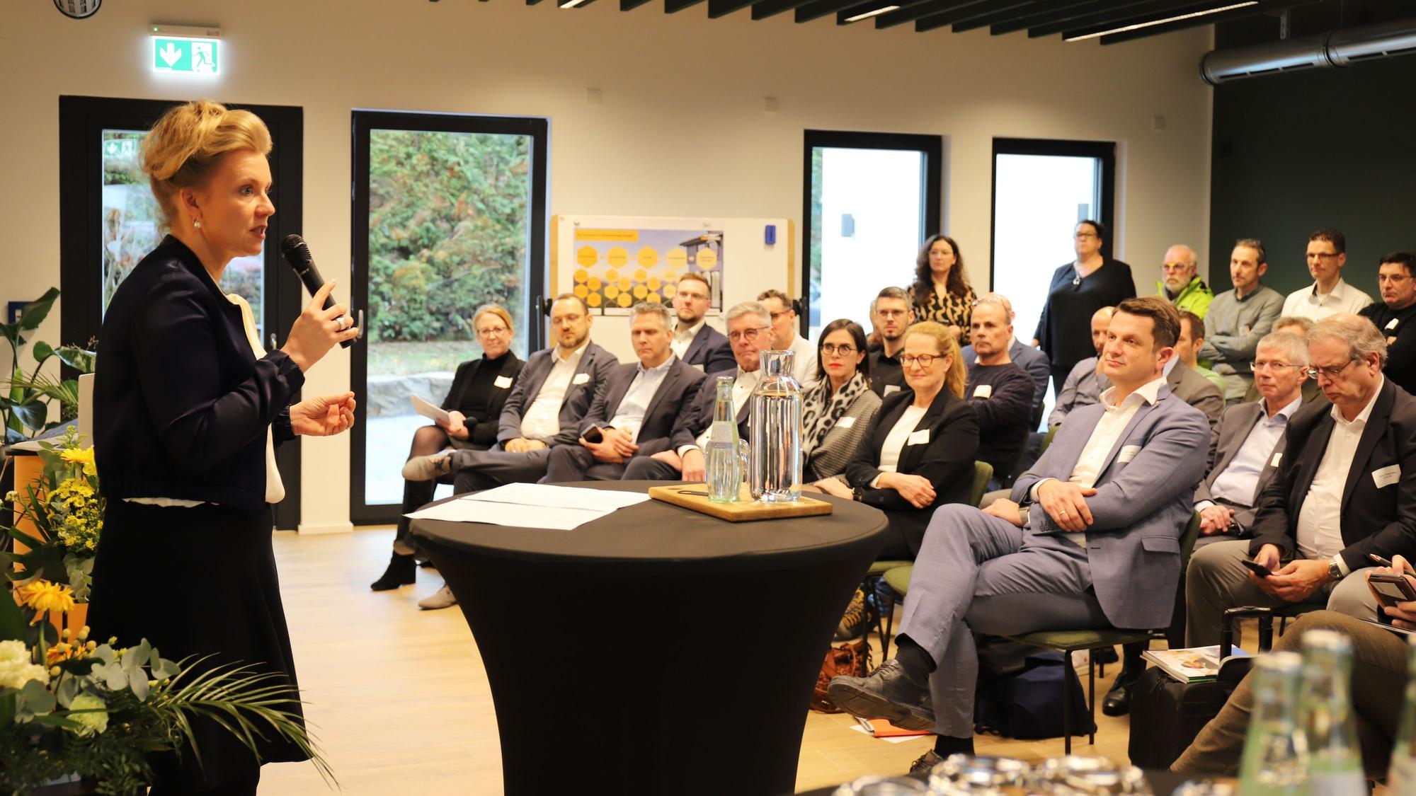 Die Ministerin für Kultur und Wissenschaft, Ina Brandes, besuchte in der Denkschmiede in Ruppichteroth-Winterscheid die Konferenz „KI.zukunft.regional – Forum für Handwerk und Industrie“.