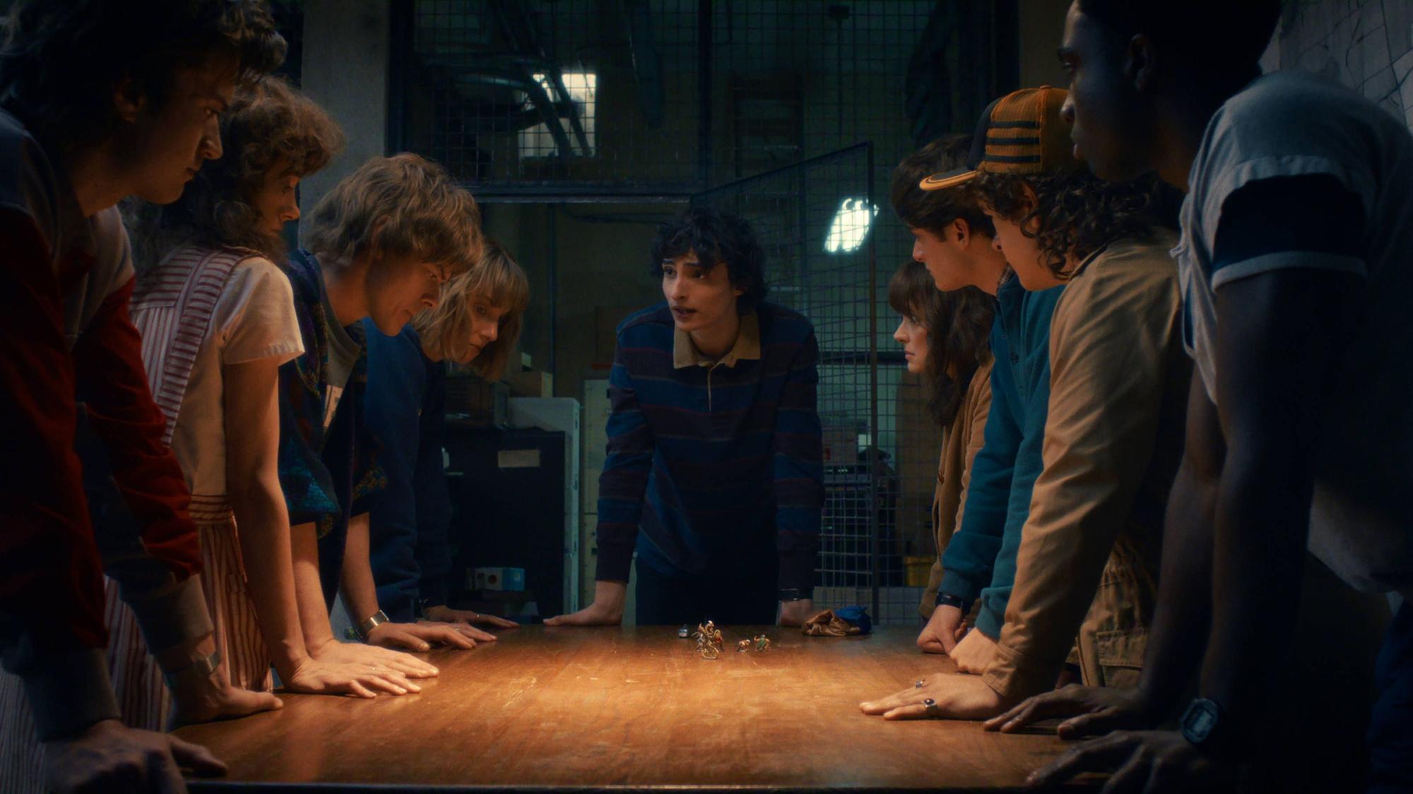 Finn Wolfhard (M.) spielt in „Stranger Things“ die Rolle des Mike. Die Netflix-Serie ist mit ihrer fünften Staffel kürzlich zu Ende gegangen. (Archivbild)