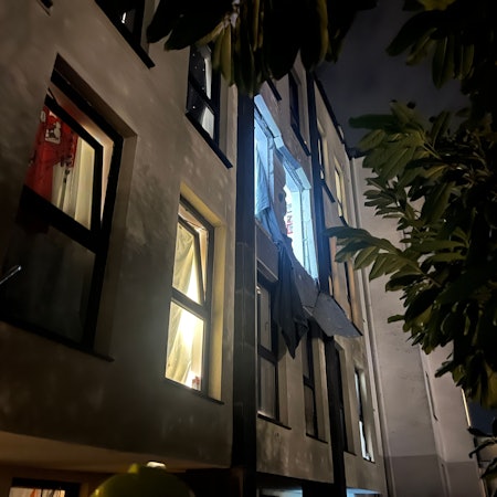 Bei einer Verpuffung in einem Mehrfamilienhaus ist eine 41 Jahre alte Frau schwer verletzt worden.