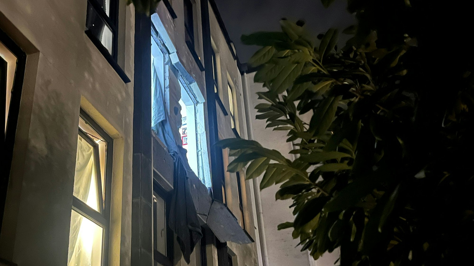 Bei einer Verpuffung in einem Mehrfamilienhaus ist eine 41 Jahre alte Frau schwer verletzt worden.