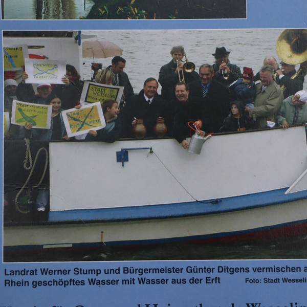 Zu sehen sind viele Menschen auf einem Boot auf dem Rhein.