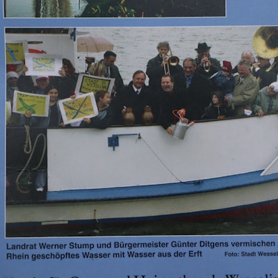 Zu sehen sind viele Menschen auf einem Boot auf dem Rhein.