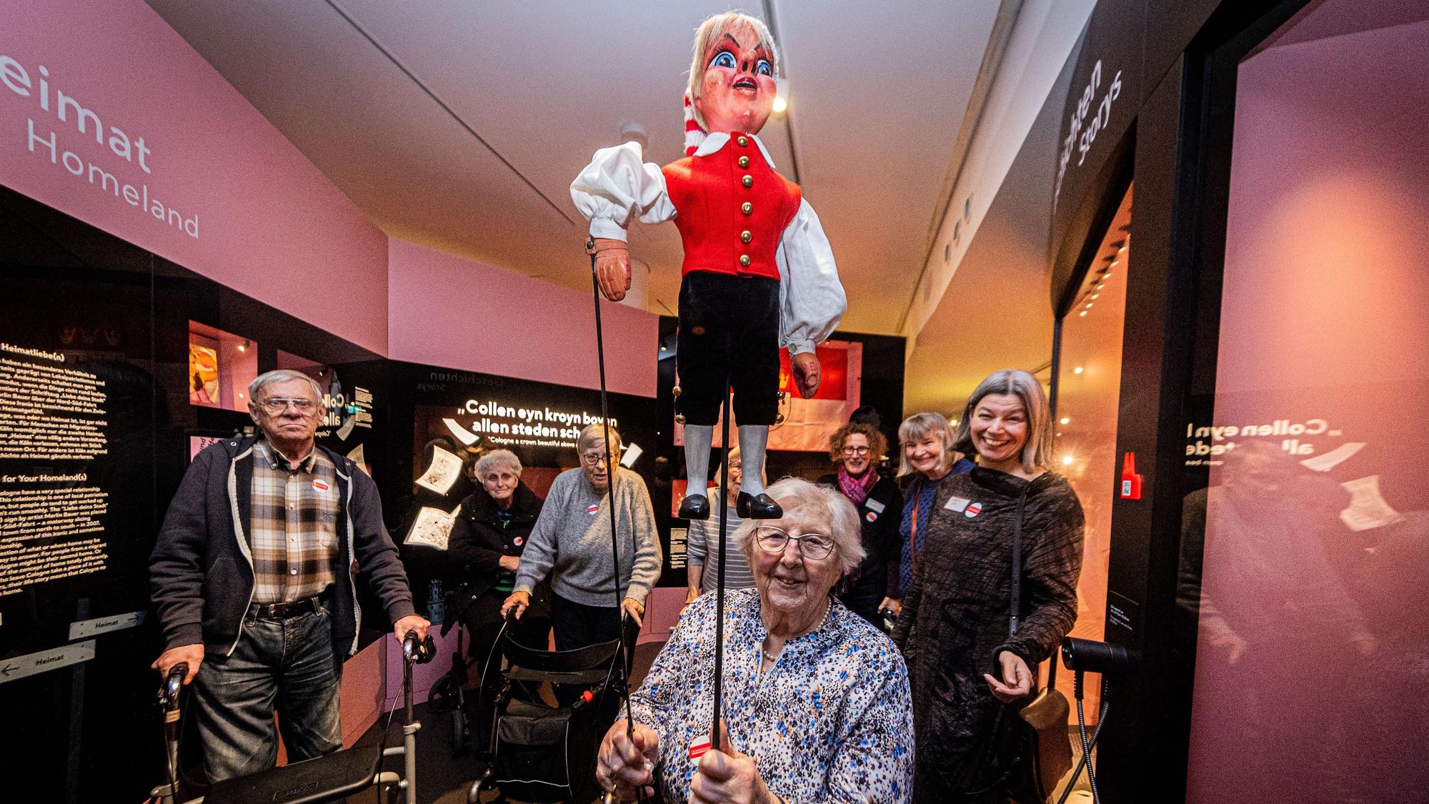 Ein Höhepunkt der Führung für Seniorinnen und Senioren: Die Puppentheater-Figur des Hänneschen zum Anfassen.