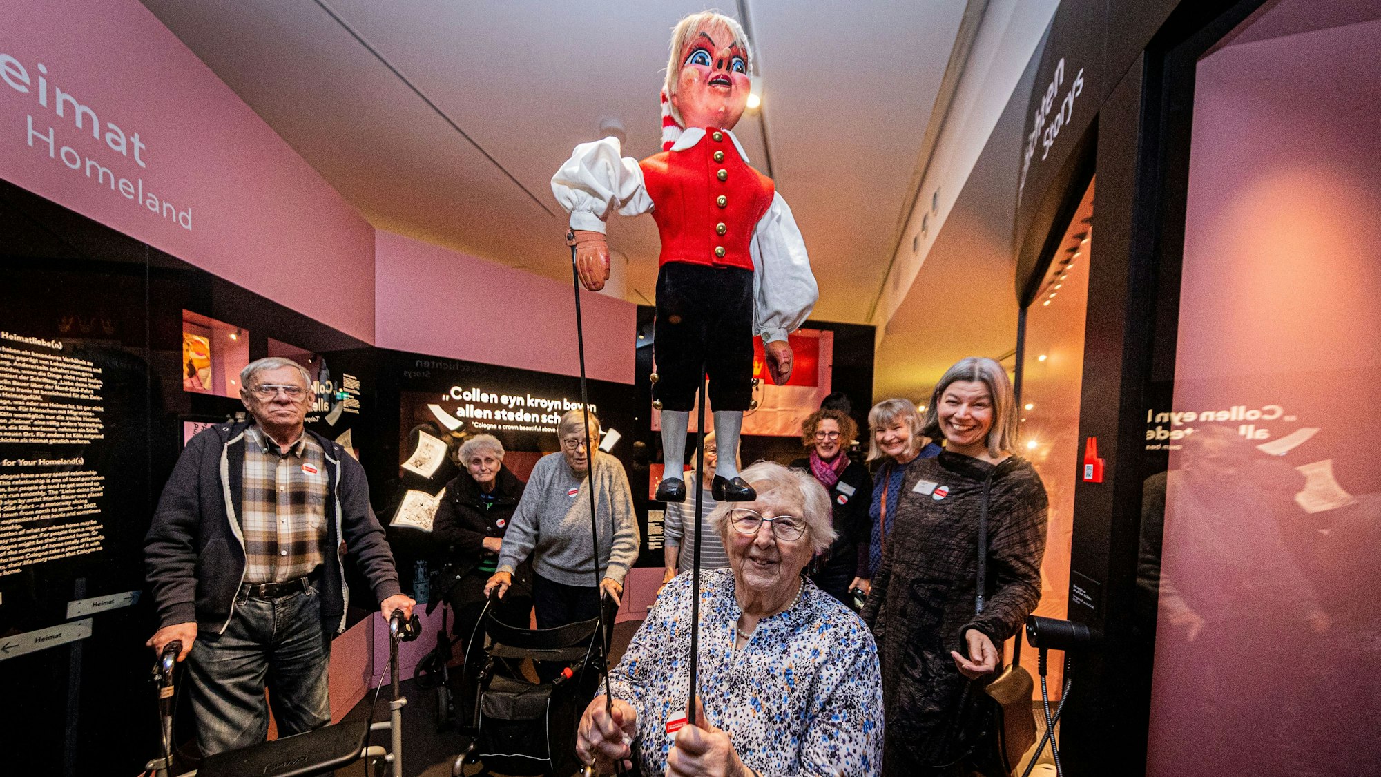 Ein Höhepunkt der Führung für Seniorinnen und Senioren: Die Puppentheater-Figur des Hänneschen zum Anfassen.