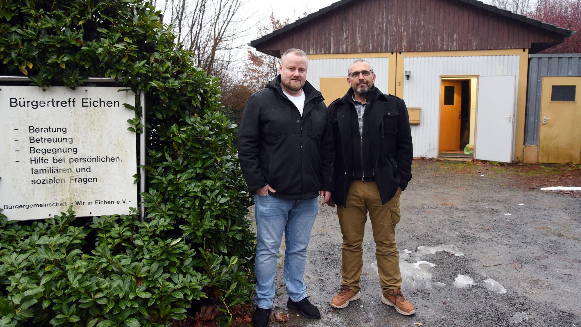 Nach der Schließung des Nachbarschaftsbüros nutzt die Bürgergemeinschaft „Wir in Eichen“ die bereits 1994 aufgestellten Wohncontainer an der Eichener Straße wieder als Vereinsstandort. Neue Leiter der Waldbröler Gemeinschaft sind Alfred Wedel (Geschäftsführer, links) und Peter Hildebrandt (Vorsitzender).