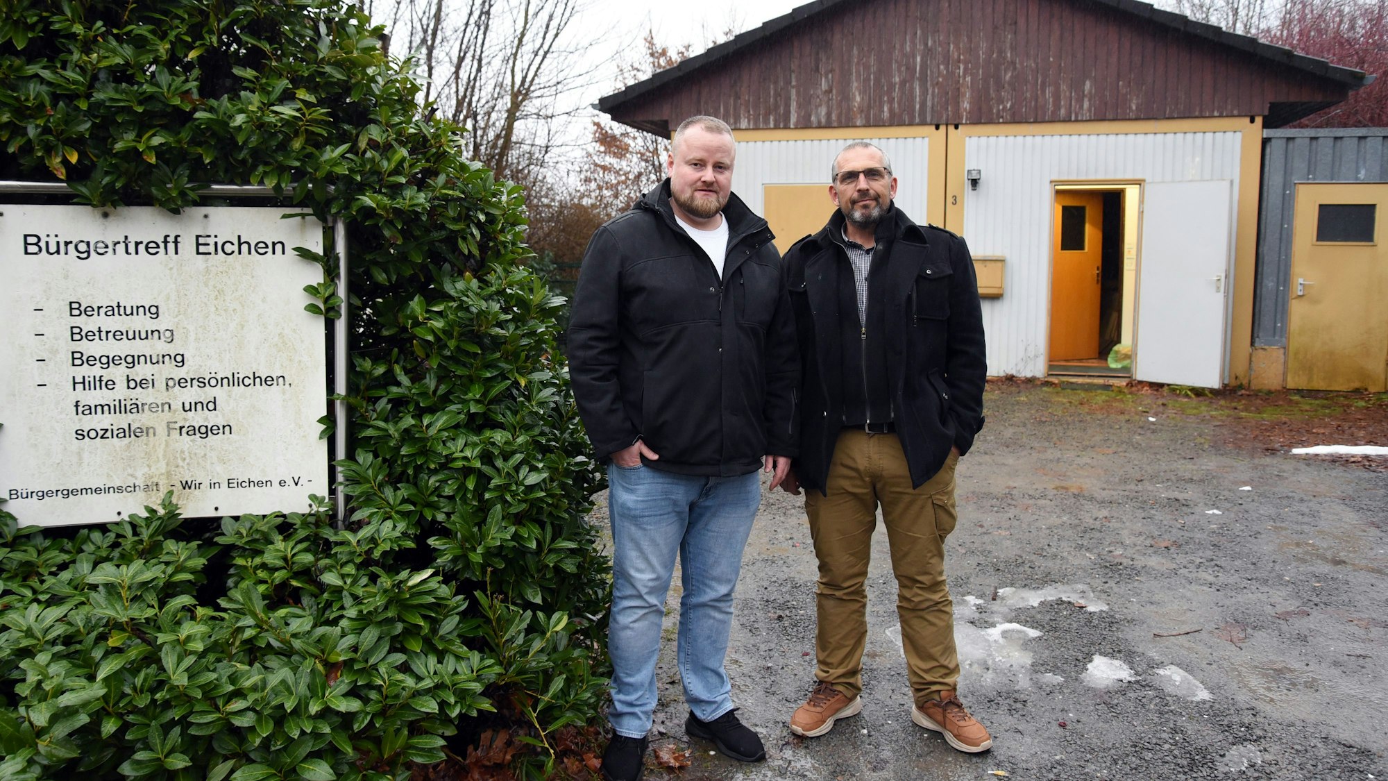 Nach der Schließung des Nachbarschaftsbüros nutzt die Bürgergemeinschaft „Wir in Eichen“ die bereits 1994 aufgestellten Wohncontainer an der Eichener Straße wieder als Vereinsstandort. Neue Leiter der Waldbröler Gemeinschaft sind Alfred Wedel (Vize-Vorsitzender, links) und Peter Hildebrandt (Vorsitzender).