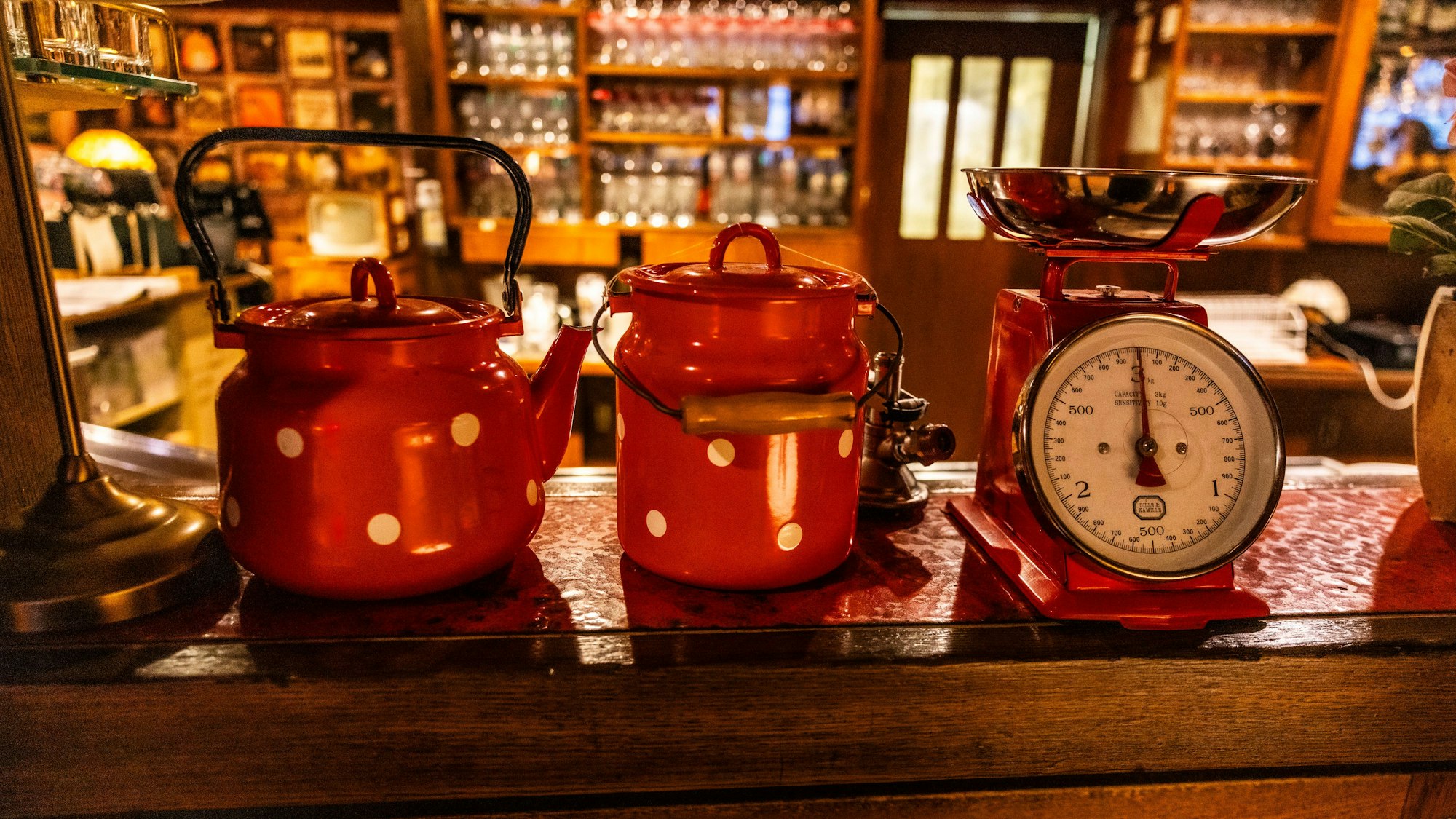 Küchenutensilien, Plattencover polnischer Bands und ältere Ausschnitte aus polnischen Tageszeitungen zieren die Wände.